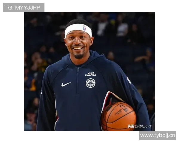 快船训练营首日盛况：灯泡组合同框小卡与比尔携手出击